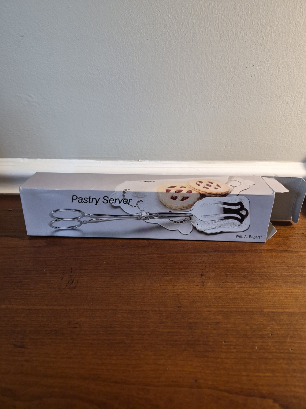 Nwt Oneida silverplated Pastry Server Tongs 10" W.M Rogers
